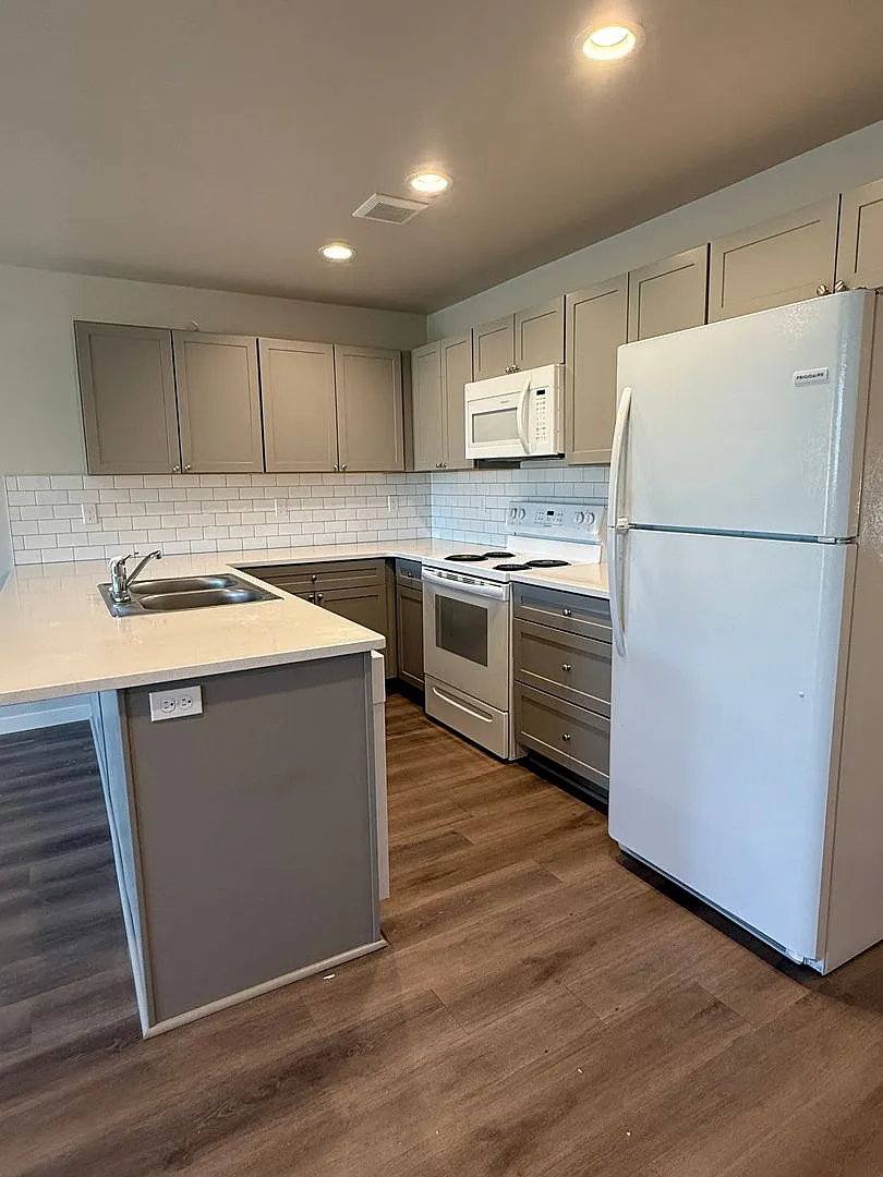 Charming 2 Bedroom Townhome - Half Off First Months Rent! — Photo 3