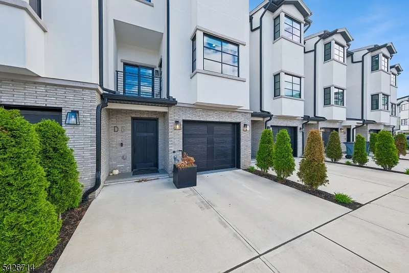 3 bed, 4.5 bath, $5,300 — Photo 1