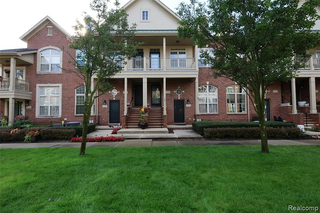 3 bed, 2.0 bath, 1641 sqft, $2,400 — Photo 1
