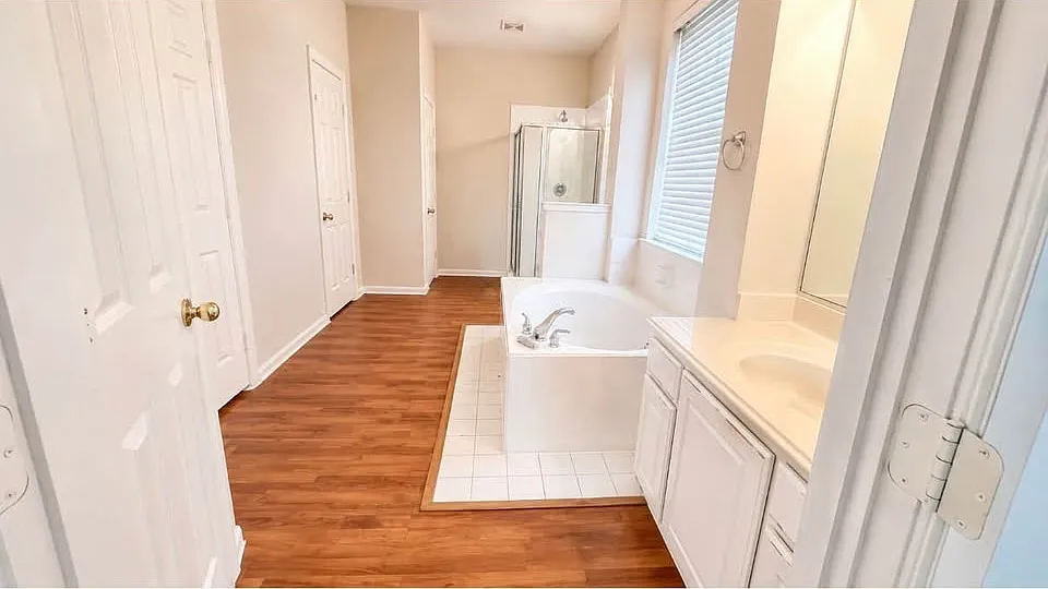 4 bed, 2172 sqft, $2,400 — Photo 4