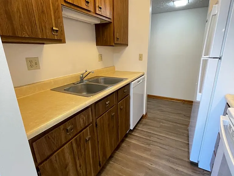 Lynn-Gail Apartments — Photo 16