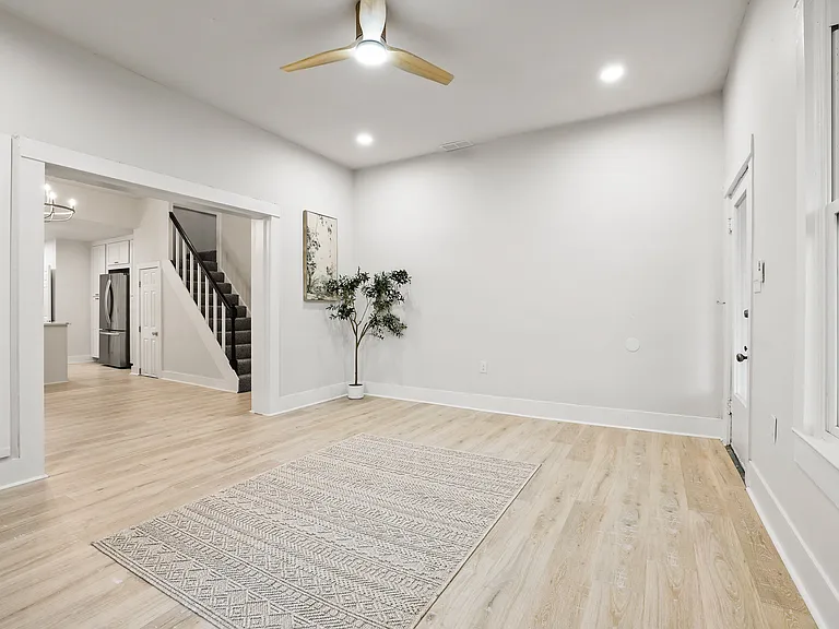 431 E Hull St — Photo 37