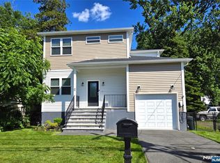 12 Lakeview Ave, Rochelle Park, NJ 07662