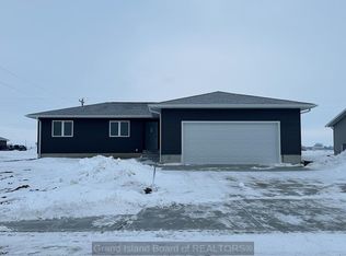 525 7th St, Phillips, NE 68865