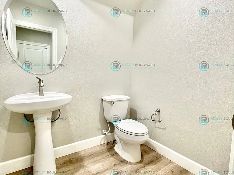 1815 Dark Horse Rd #B — Photo 43