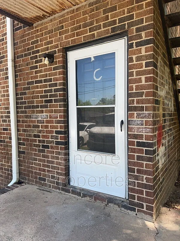 2 bed, 1.0 bath, 950 sqft, $1,000 — Photo 2