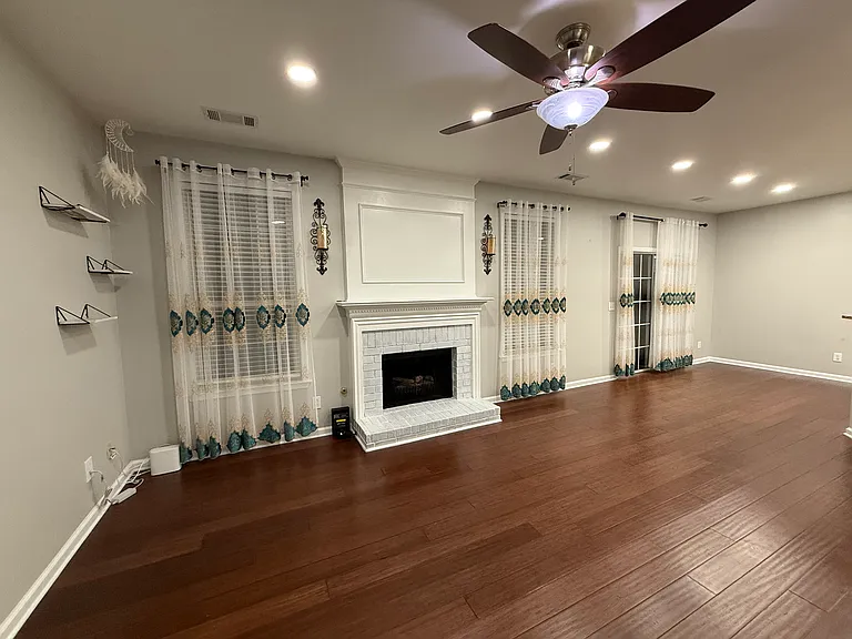 Living Room w Fireplace