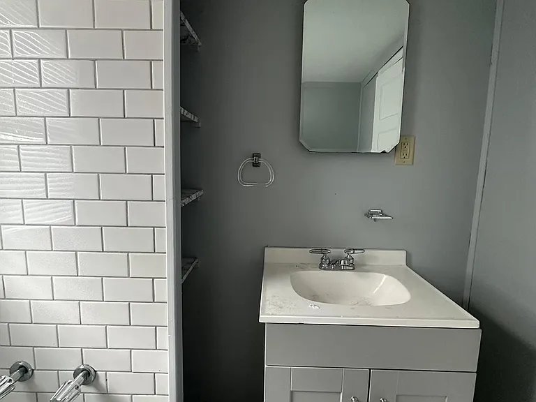 311 E Grove St #1D — Photo 8