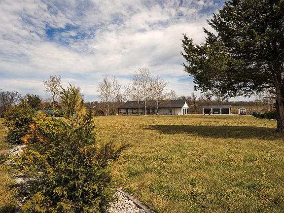 3rd image of 1489 E 568th Road