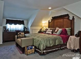 52 Moeller St, Hicksville, NY 11801