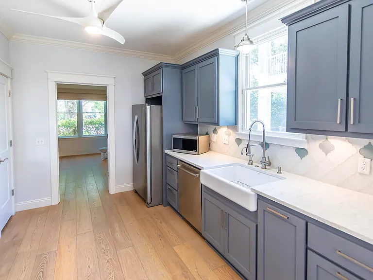 Beautiful glass backsplash throughout the kitchen.