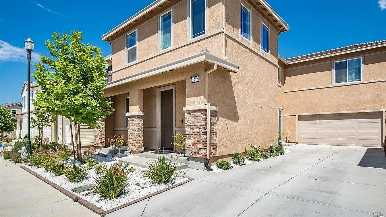 4 bed, 2214 sqft, $3,599 — Photo 3