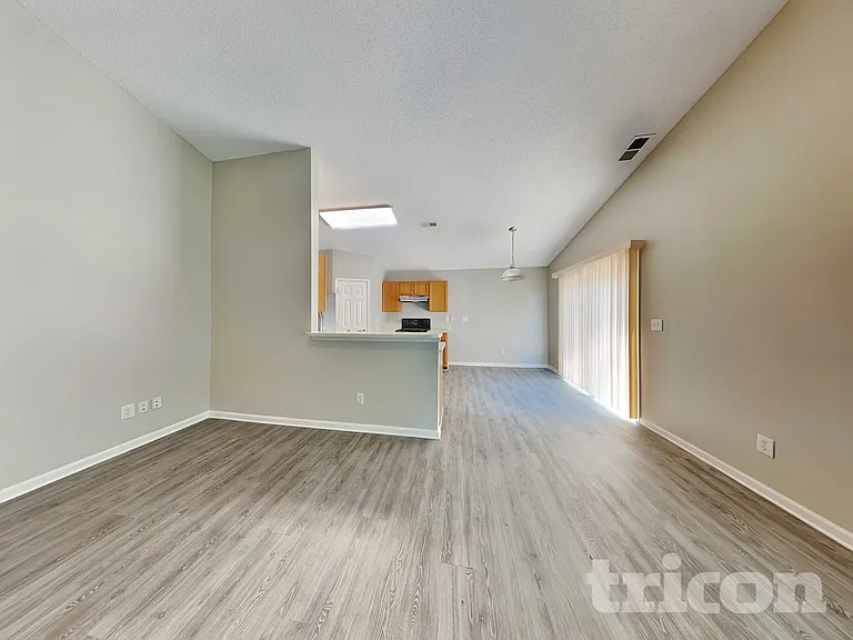 115 Markham Dr — Photo 3