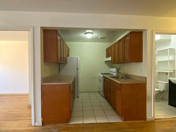 3rd image of 109A Hart St #2