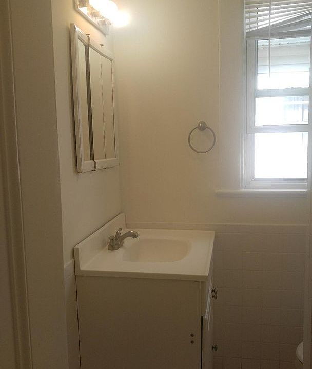 2nd image of 76 Calumet St #6R