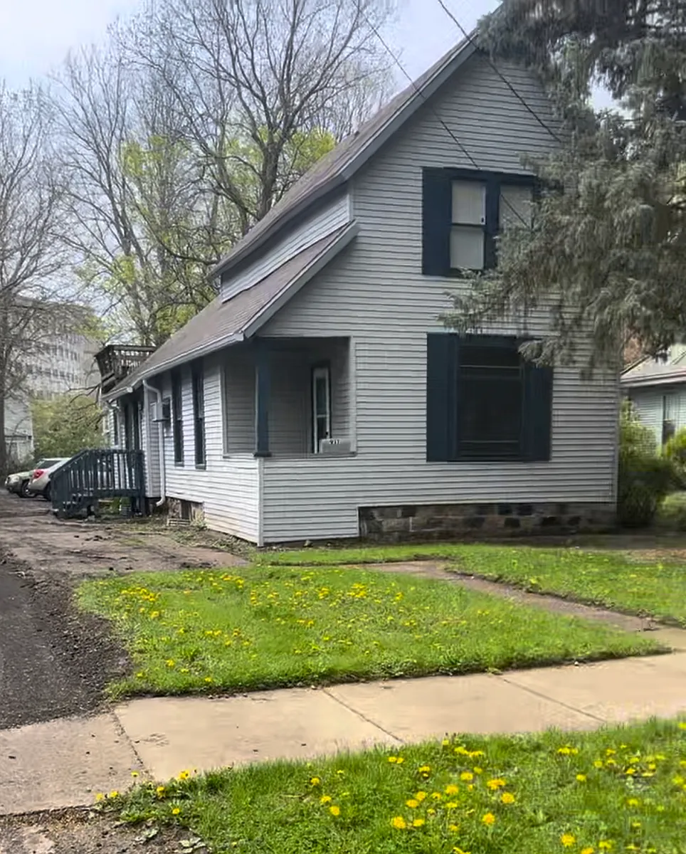 Building Photo - 917 W Ionia St #1