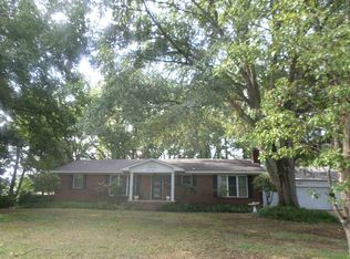 1800 Davy Crockett Cv, Dyersburg, TN 38024