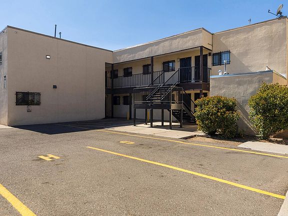 3rd image of 3601 Wellesley Dr NE