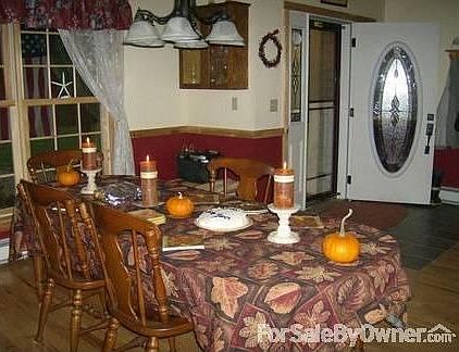 Dining Room : A great place for large family gatherings!