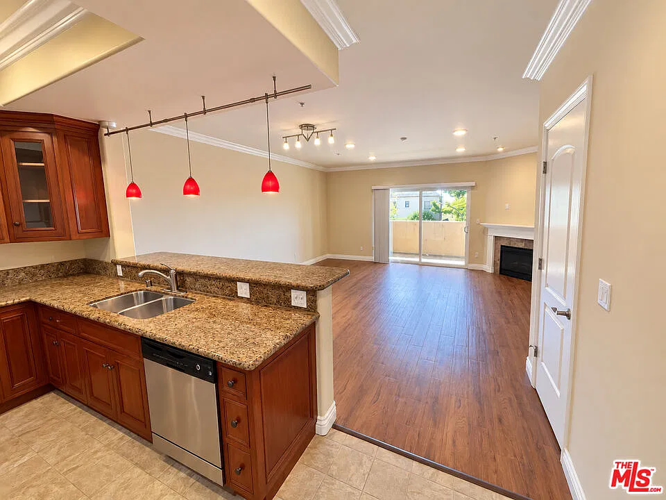 2 bed, 2.5 bath, 1330 sqft, $3,895 — Photo 3