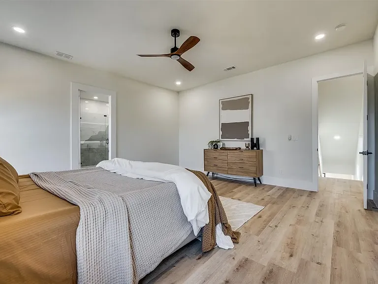 3434 Navaro St — Photo 10