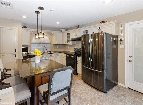 3rd image of 2418 Highdale Dr