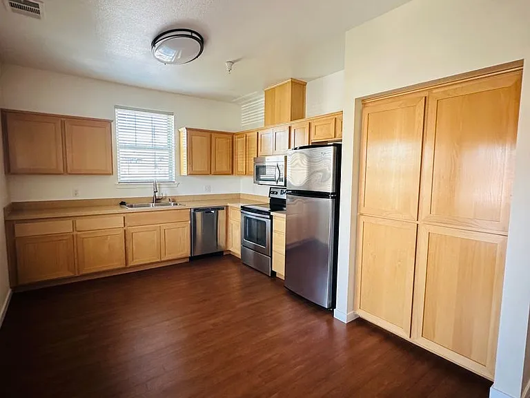 H Street Apartments — Photo 12