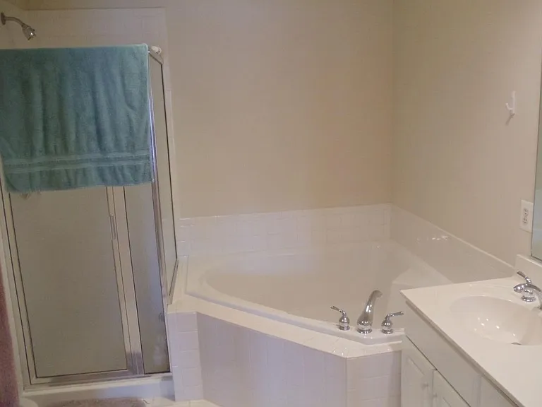 308 Fallsgrove Dr — Photo 3