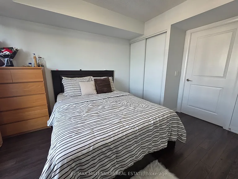 30 Meadowglen Pl #214 — Photo 10