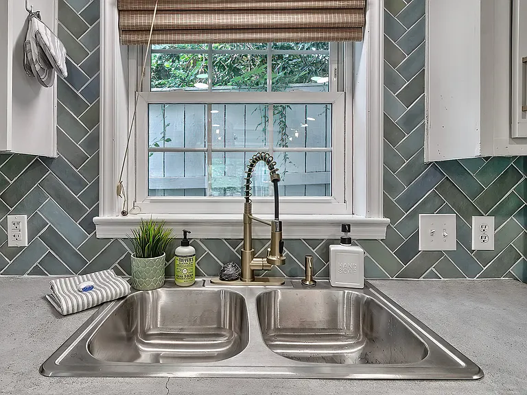 2408 Lincoln St — Photo 16