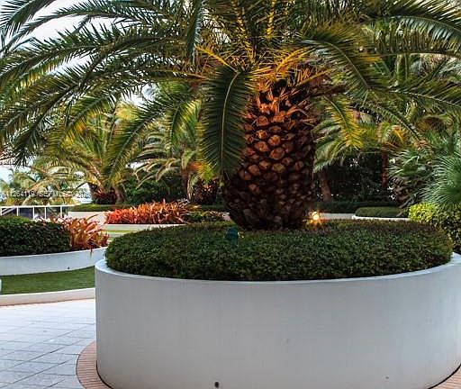 5th image of 100 Lincoln Rd #943