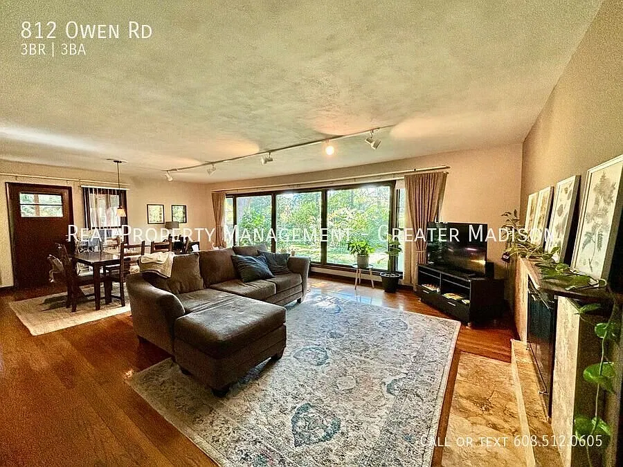 Beautiful 3 Bedroom Home Near Lake Monona! — Photo 4
