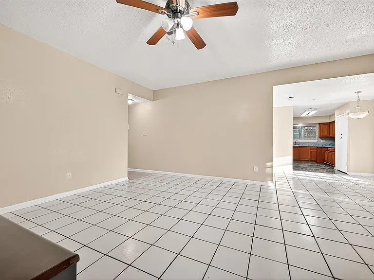 7422 Cortes Dr — Photo 8