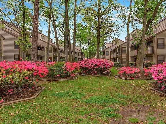 Courtyard blooms beautifully in the spring & summer months!