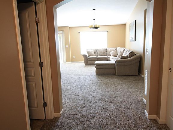 5th image of 612 Heritage Sq