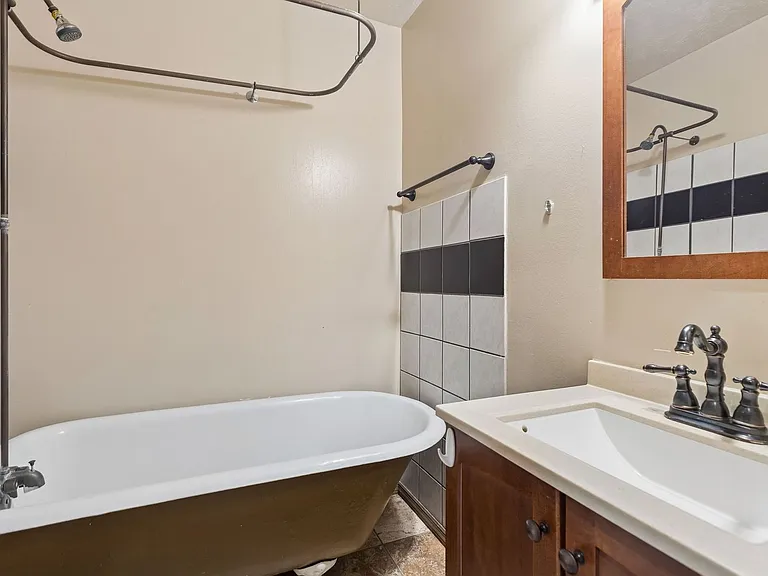 1315 S 32nd St — Photo 12