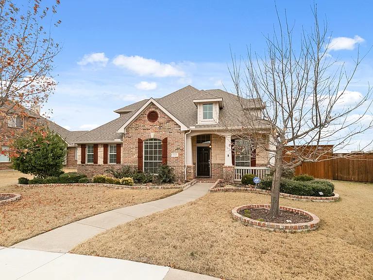 5128 Oceana Dr — Photo 1