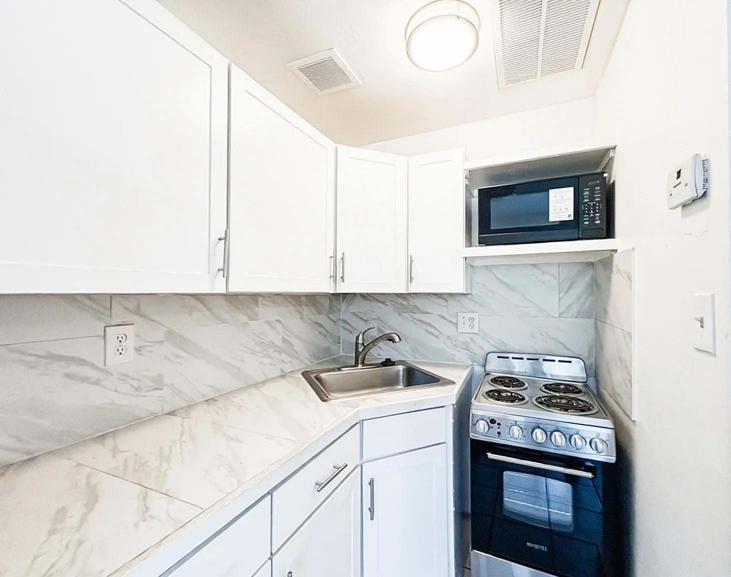 1 bed, 400 sqft, $1,049 — Photo 4
