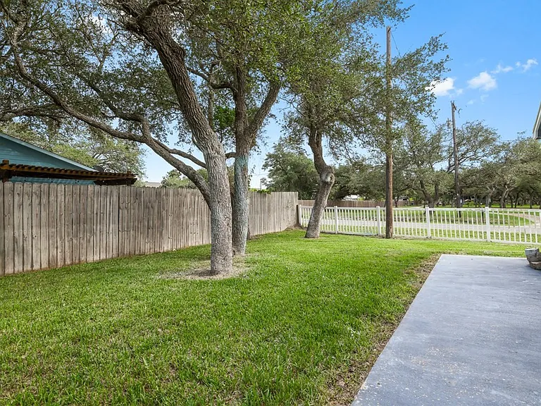 102 Pecan Harbor St — Photo 26