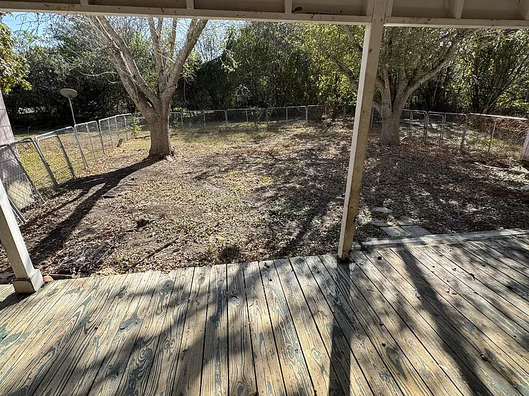 302 S Burleson — Photo 16