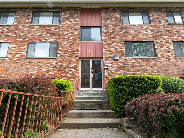 Edgewood Court Apartments — Photo 12