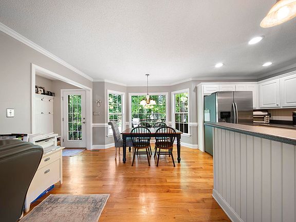 4th image of 819 N Alderwood Rd