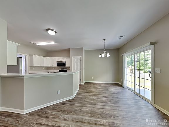 3rd image of 400 Courtland Ct