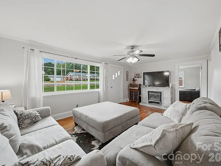 3526 16th St NE — Photo 3