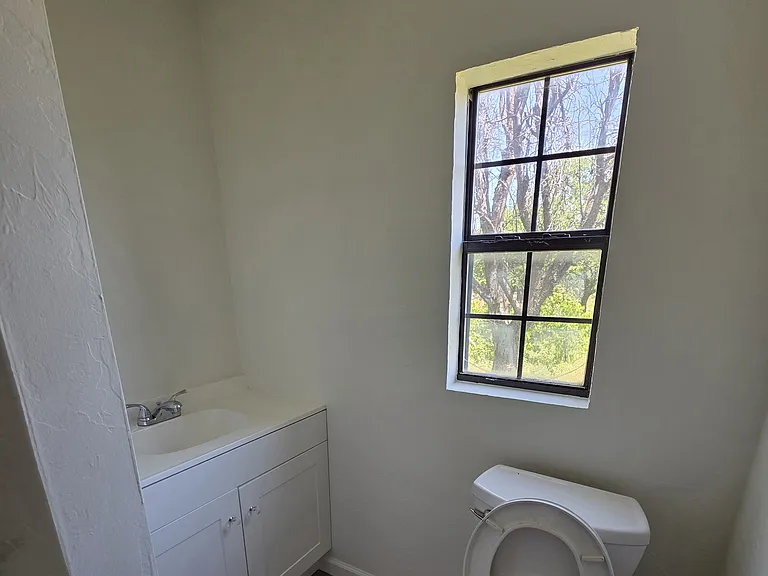 709 W Washington St — Photo 13