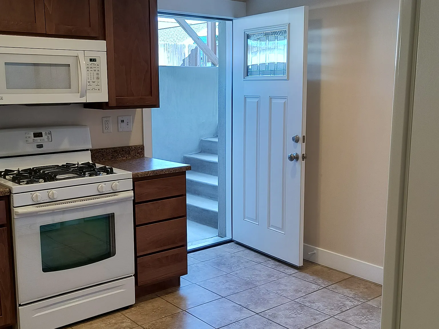 2 bed, 1395 sqft, $1,700 — Photo 2