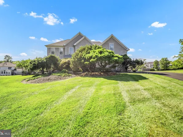 15 Dover Pl, Holland, PA 18966