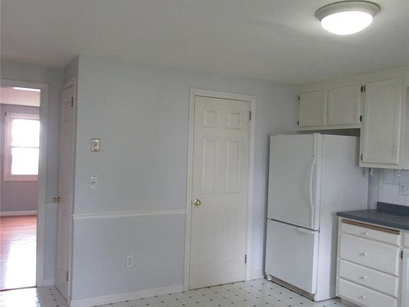 4th image of 4 Garland Dr #4