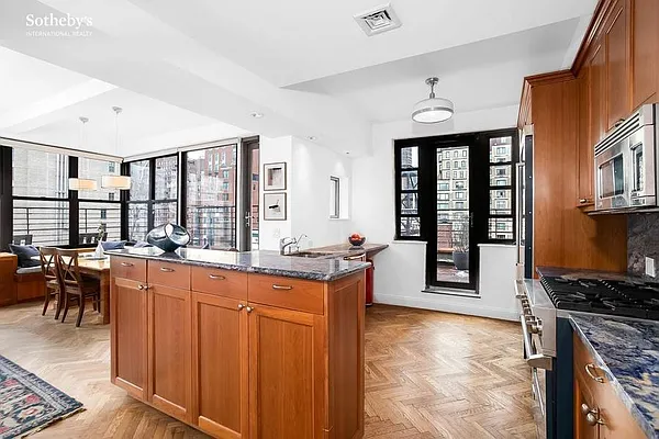 Sold by Sotheby's International Realty | media 7