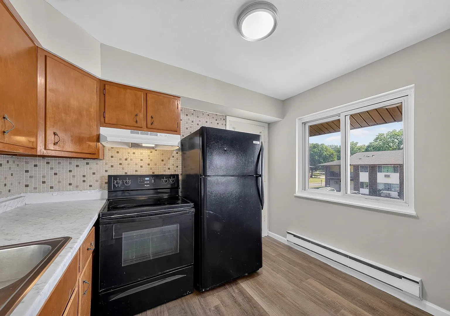 2-Bedroom Hazelwood Apartment | 7565 Hazelcrest H — Photo 3
